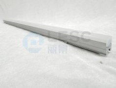 為什么線條燈硅膠燈罩?jǐn)D出時(shí)要噴油？